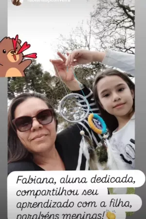 Aluna criando o apanhador com a filha
