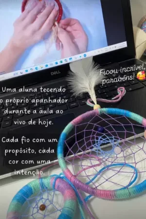 Aluna tecendo o próprio apanhador durante a aula ao vivo