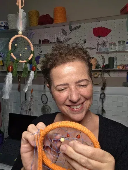 Cris Oliveira criando um apanhador dos sonhos